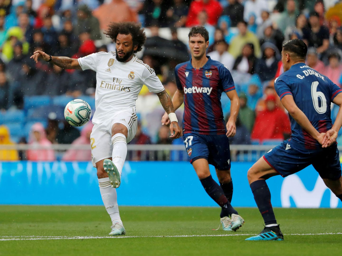 Marcelo disputa un balón en el partido contra el Levante. (Efe)