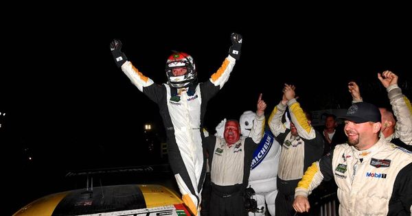 Foto: Antonio García celebrando la victoria de Corvette en Sebring. (Foto: Twitter de Michelin Alley)