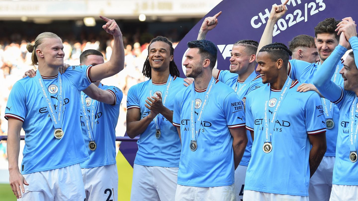 Los jugadores del City celebran el título de la Premier. (EFE/EPA/Peter Powell)