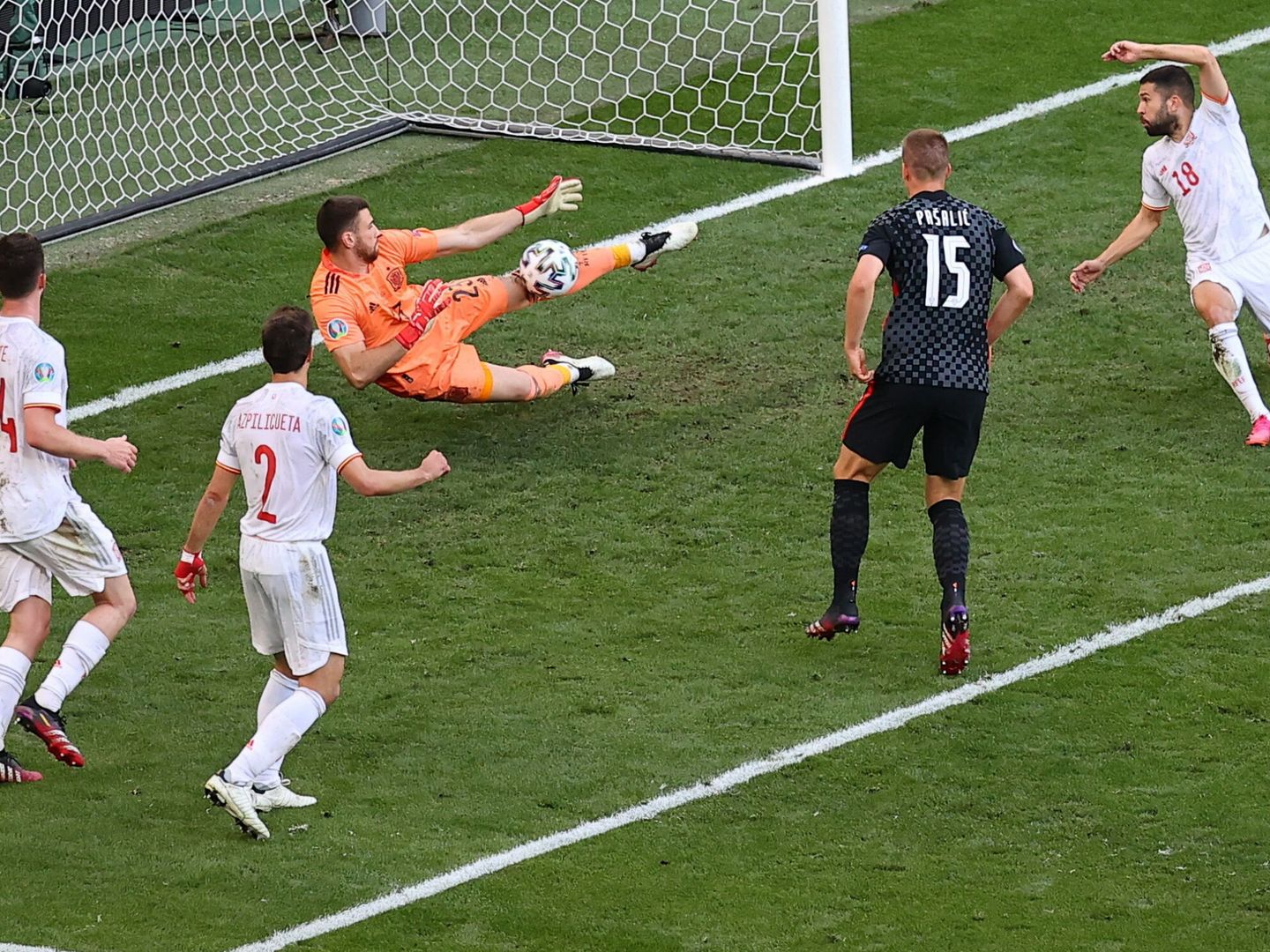 Unai Simón evita el gol bajo palos con una acción de reflejos en la prórroga contra Croacia. (EFE)