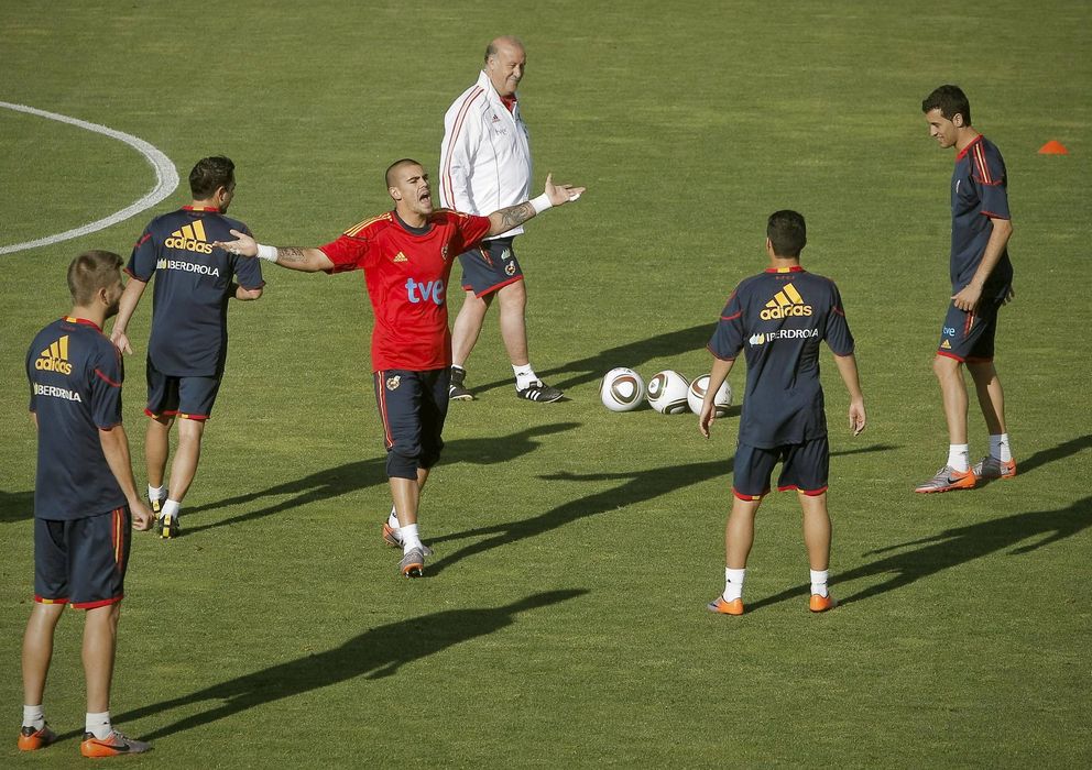 Foto: Valdés, de rojo, en un entrenamiento de la selección en Las Rozas.