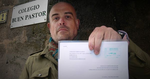 Foto: El padre denunciante, Fran Campos, sosteniendo una de sus denuncias a la Delegación de Educación a las puertas del colegio Buen Pastor de Sevilla. (EC)