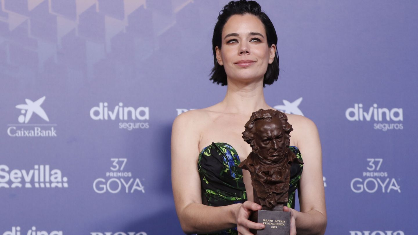 Laia Costa tras recibir el Goya a la mejor actriz por 'Cinco lobitos'. (EFE/Jorge Zapata)