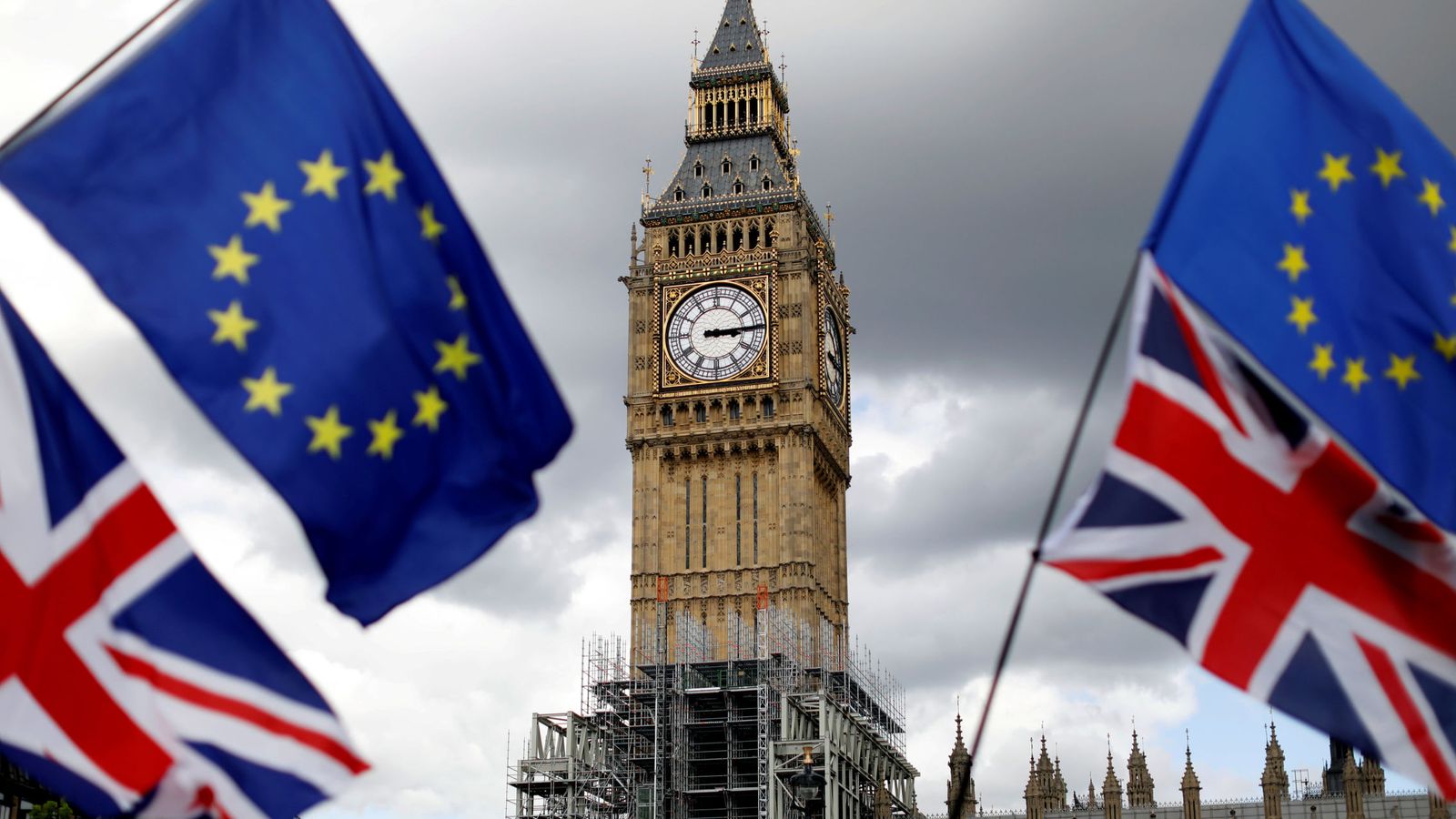 Foto: Banderas de Reino Unido y de la Unión Europea frente al Big Ben. (Reuters) 