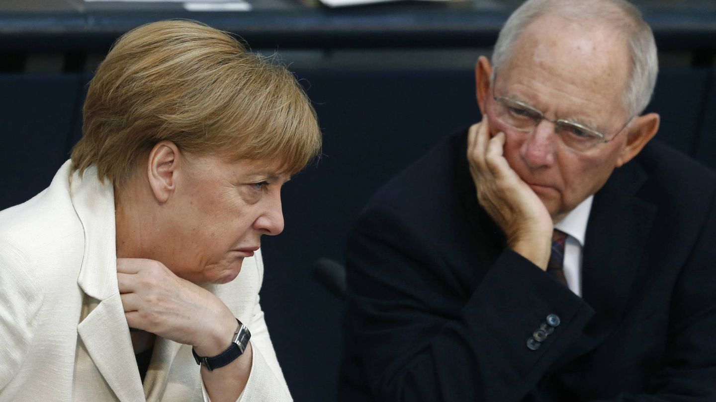 El ministro Schäuble con la Canciller Angela Merkel durante una reunión en el Bundestag, en julio de 2016. (Reuters)