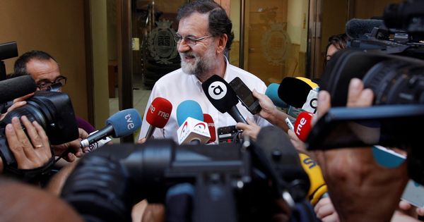 Foto: El expresidente del Gobierno Mariano Rajoy el día en que se incorporó al registro de la propiedad de Santa Pola. (EFE)