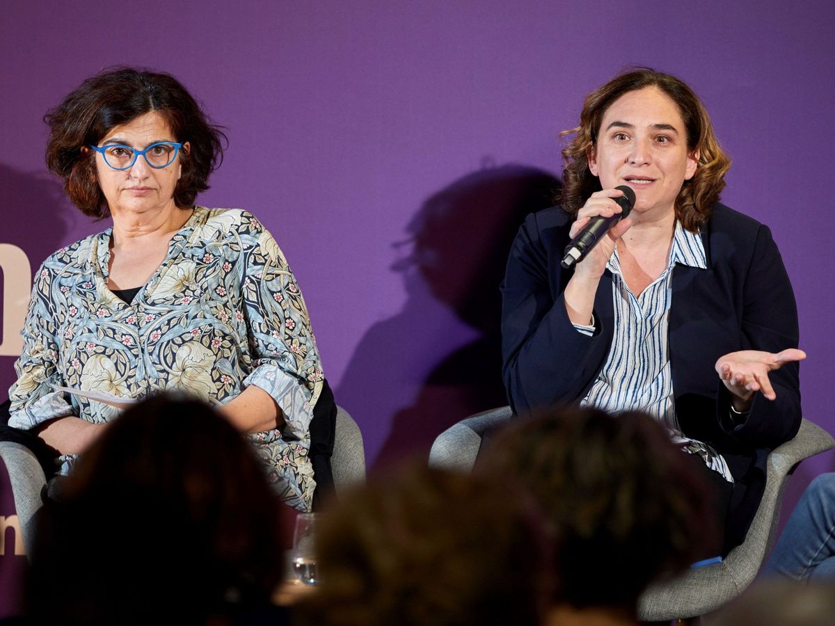 Foto: La alcaldesa de Barcelona, Ada Colau (d), junto a Rosa Lluch (i), en un acto de campaña de En Comú Podem. (EFE)