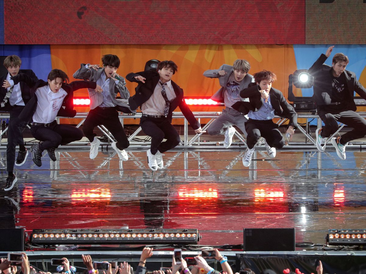 Foto: Los miembros del grupo de 'k-pop' BTS, durante un 'show'. (Reuters)