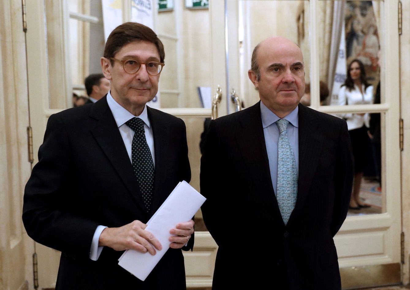 Luis de Guindos, vicepresidente del BCE, en su etapa de ministro de Economía, y José Ignacio Goirigolzarri, presidente de CaixaBank, en su etapa en Bankia. (EFE/Chema Moya)