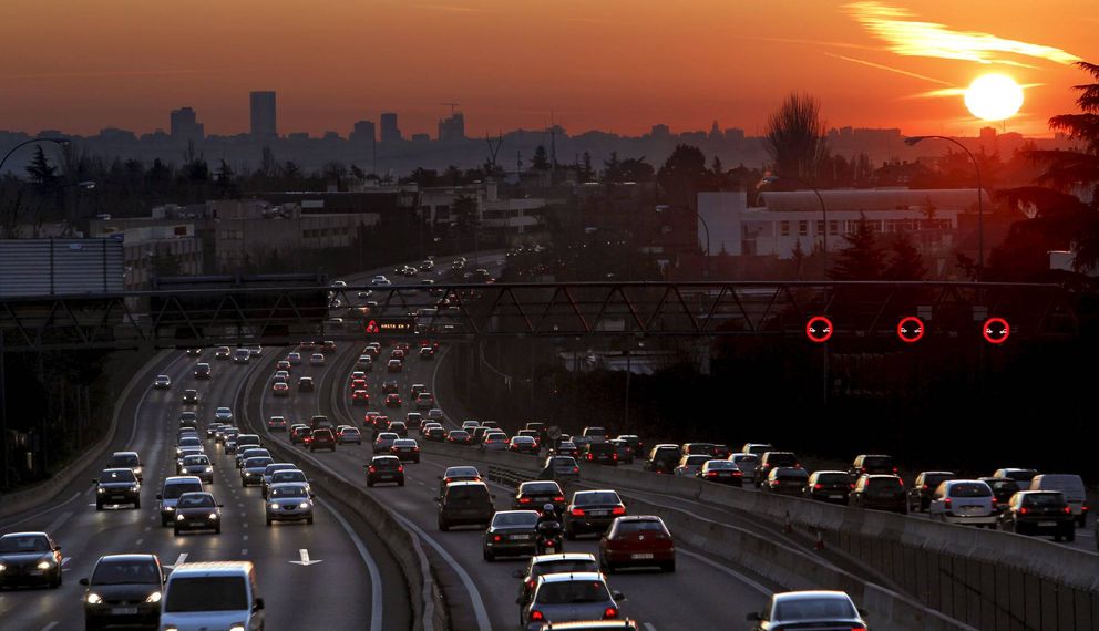 El tráfico motorizado, una de las principales causas de la contaminación aérea. (Efe)