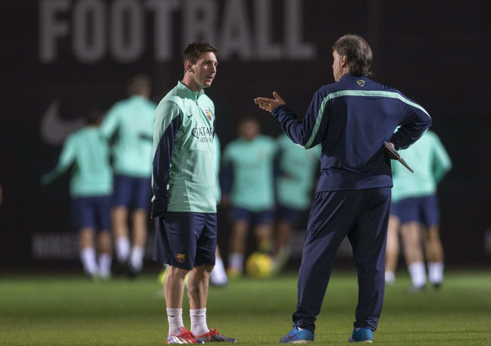 Foto: Martino charla con Messi durante un entrenamiento del Barcelona (EFE)