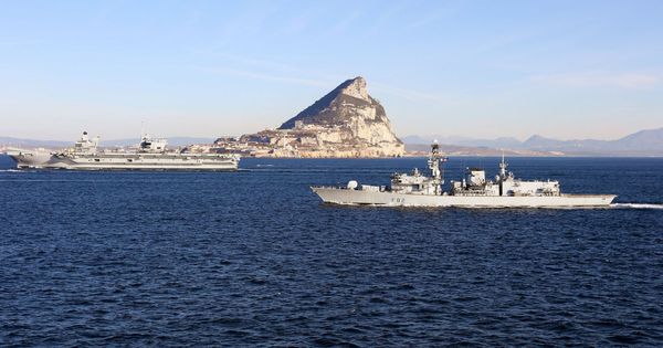 Foto: El portaaviones de la Marina Real Británica Queen Elizabeth y el 23 Frigate HMS Somerset a su llegada a Gibraltar. (EFE)