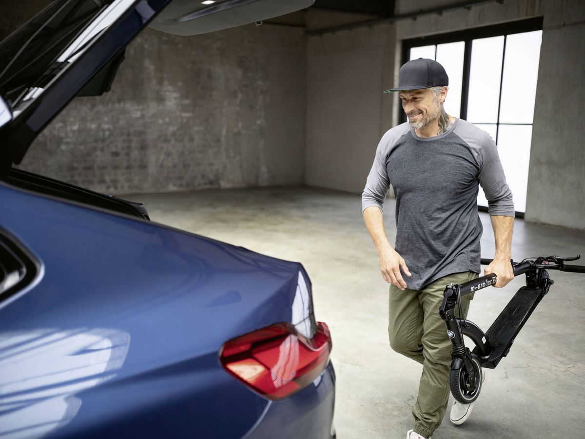 Foto: El BMW E-Scooter puede plegarse y cabe en el maletero de cualquier vehículo.