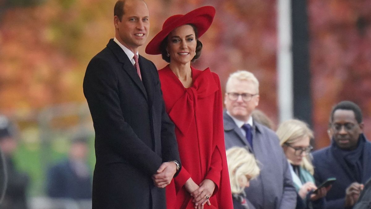 Las piernas de la "reina roja" Kate Middleton saltan a las portadas inglesas