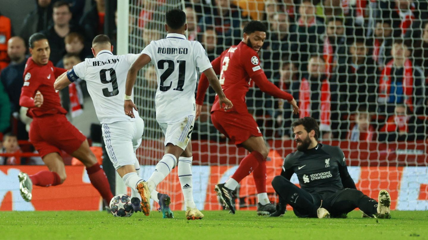Benzema, en uno de sus goles frente al Liverpool en Anfield. (REUTERS/Phil Noble).
