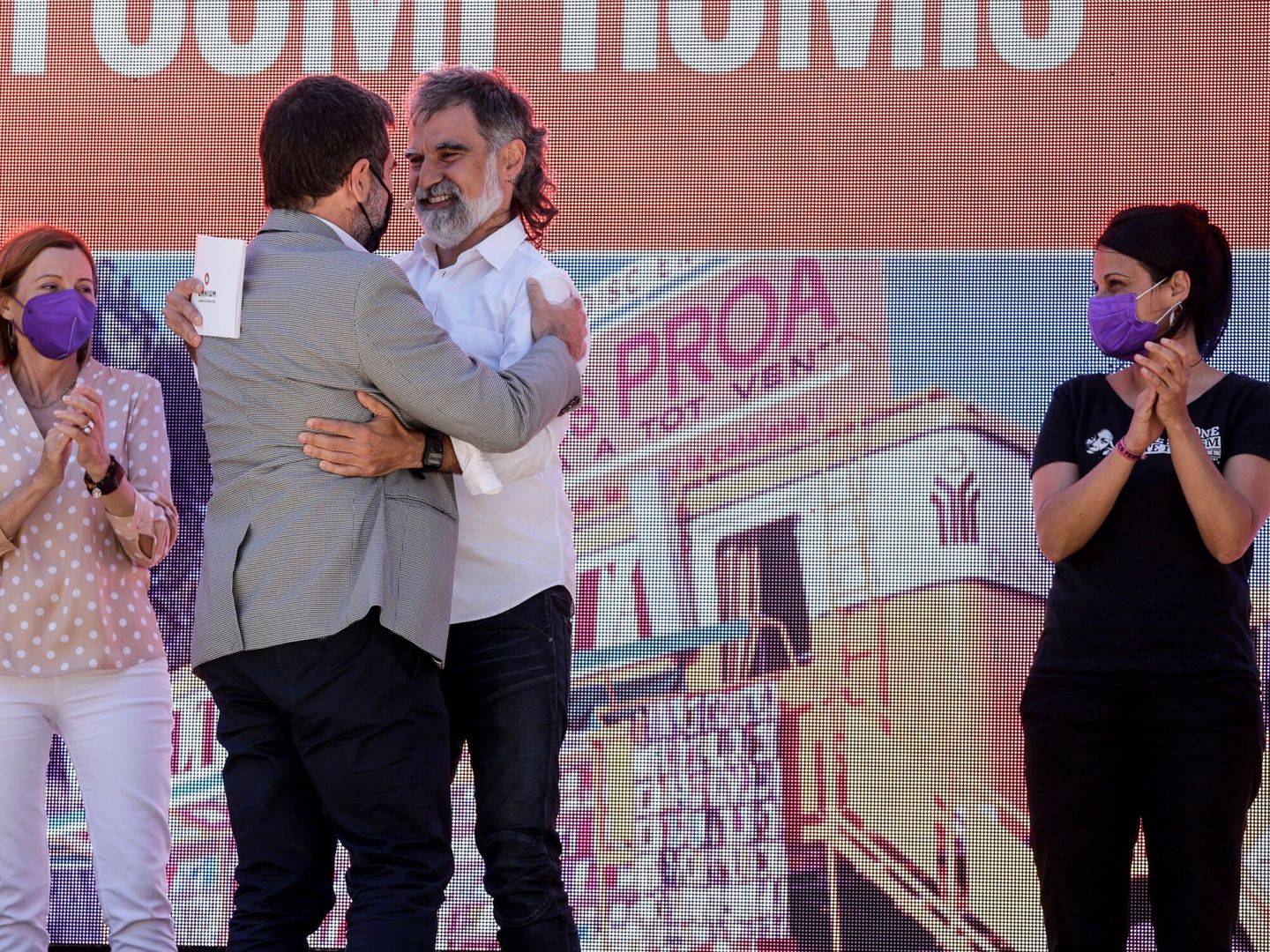 La plana mayor del independentismo, con el presidente de Omniun Cultural, Jordi Cuixart y Jordi Sanchez, de ANC. (EFE/Quique Garcia)
