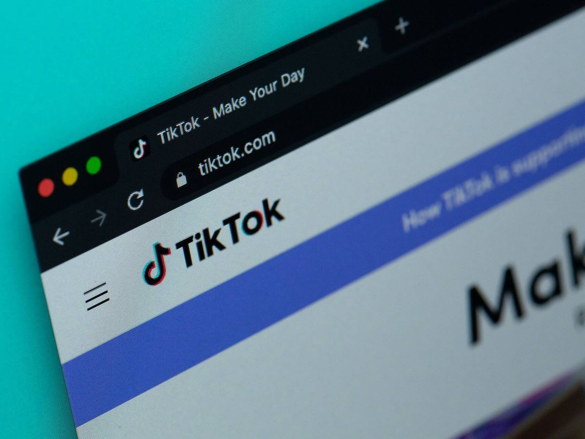Foto: Cómo ver y escuchar vídeos de TikTok y YouTube mientras navegas en paralelo con Google Chrome (Solen Feyissa para Unsplash)