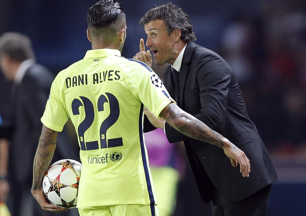 Foto: Luis Enrique da instrucciones a Dani Alves durante un partido (AP).