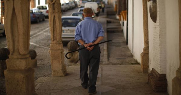 Foto: Un anciano pasea por la calle. (Reuters)