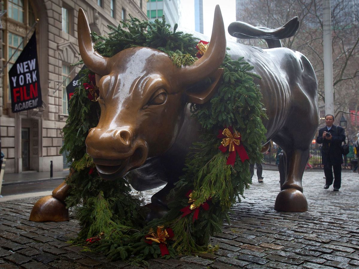 Foto: Escultura de un toro colocada frente a la fachada de la Bolsa de Nueva York. (Reuters)