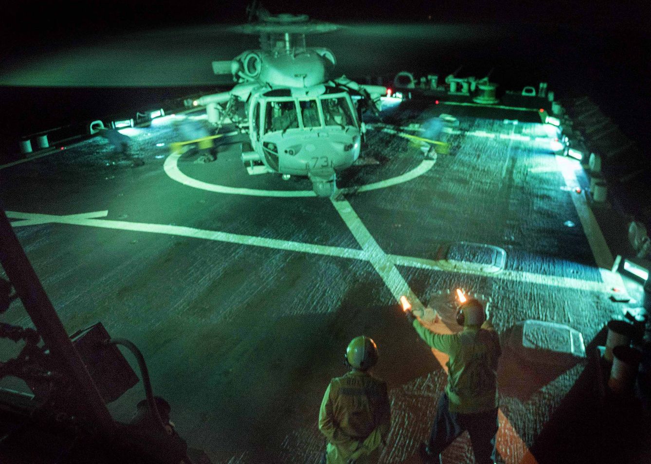 El USS Mahan durante unas maniobras nocturnas. (US Navy)