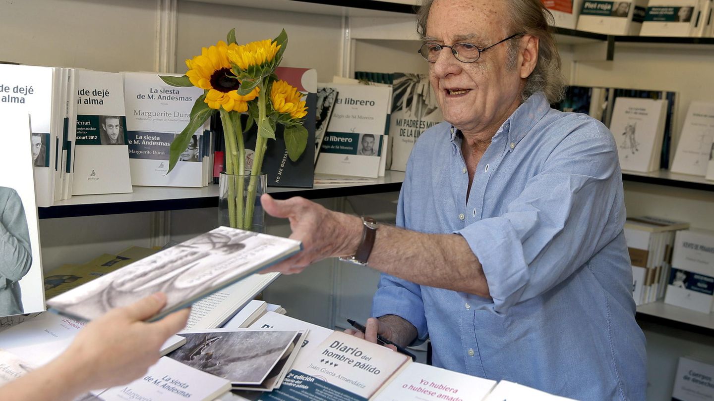 Luis Eduardo Aute, firmando ejemplares de sus libros en el primer domingo de la 73 edición de la Feria del Libro de Madrid. (EFE)