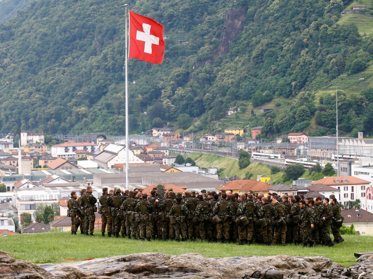 Foto: Soldados del Ejército Suizo de maniobras. (Reuters)