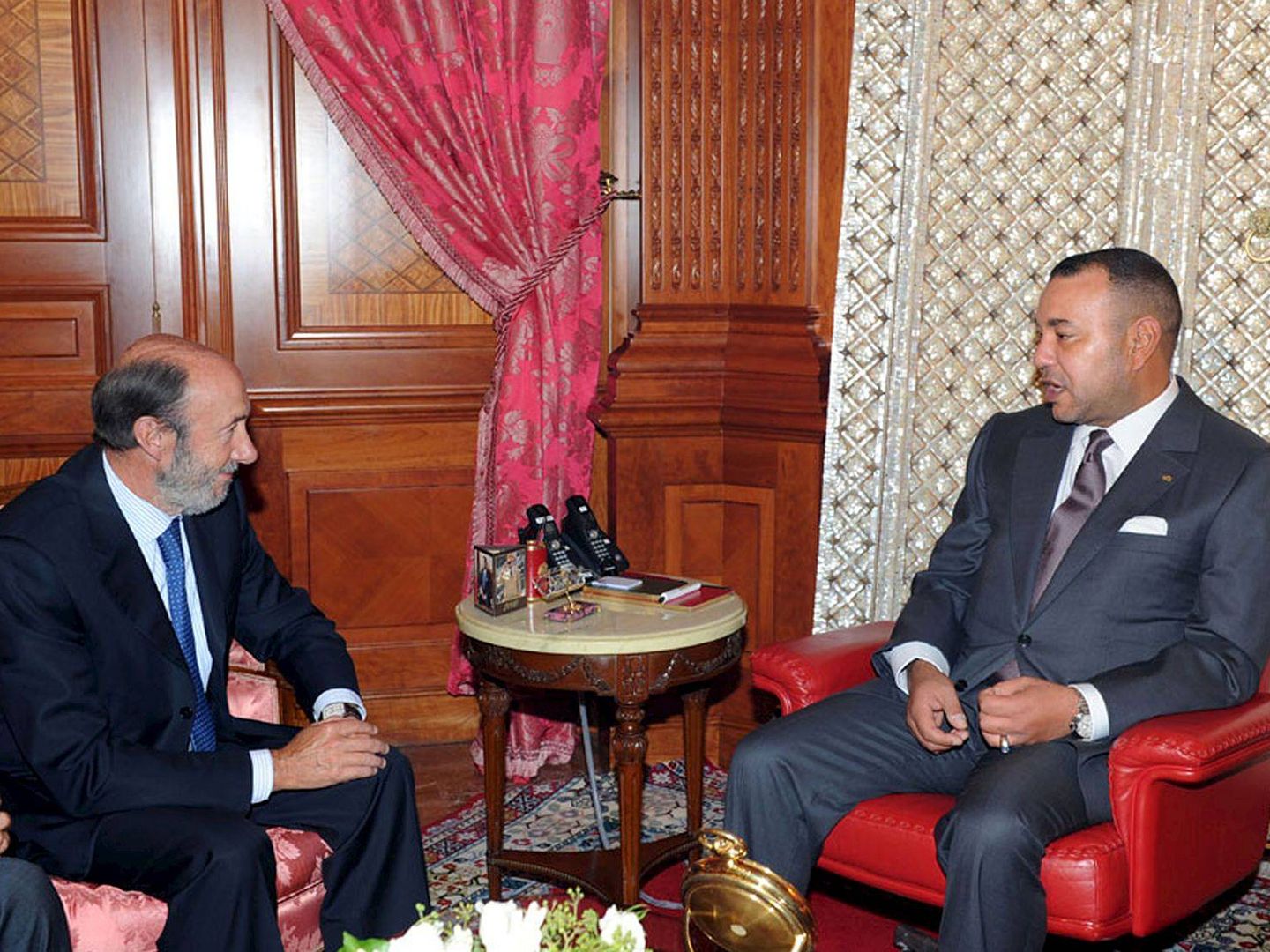 Alfredo Pérez Rubalcaba visita al rey de Marruecos, Mohamed VI, en 2010. (EFE)