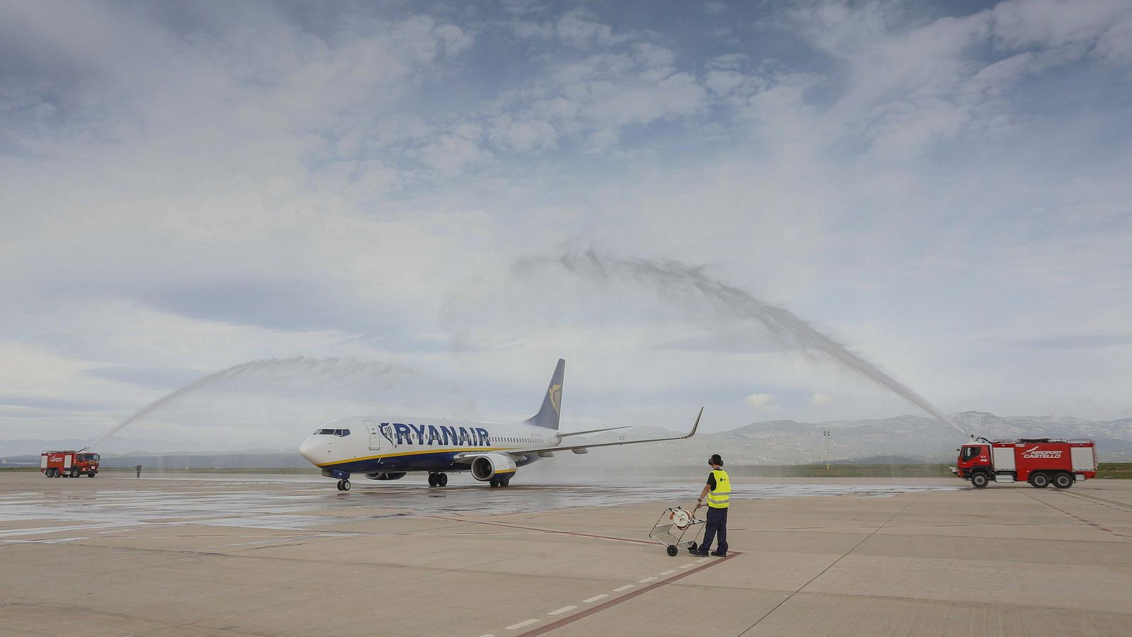 Foto: La pista del aeropuerto de Castellón recibe su primer avión. (Efe)