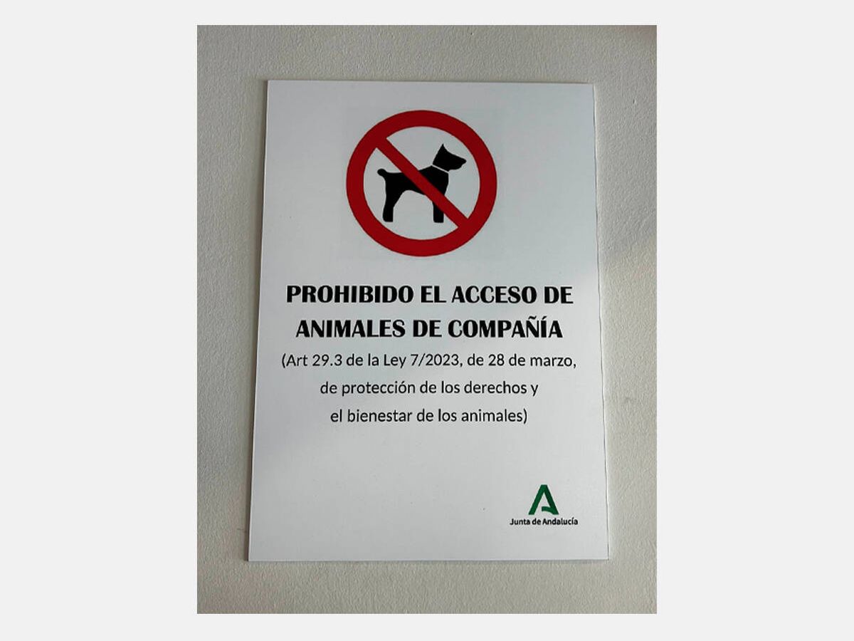 Foto: Cartel colocado en un centro de salud de Málaga. (Cedida)