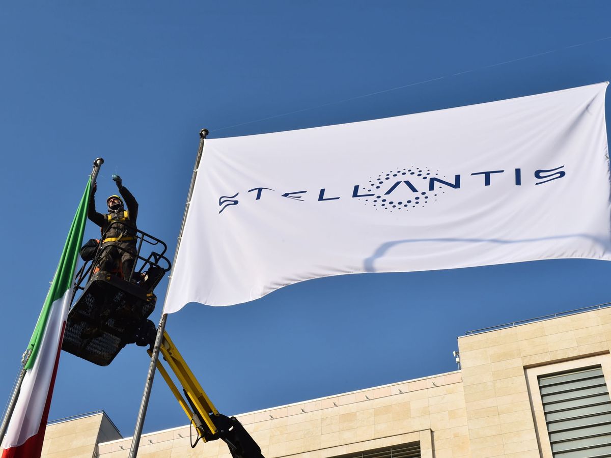 Foto: Bandera con el logo de Stellantis, la fusión de Fiat y PSA (Reuters)
