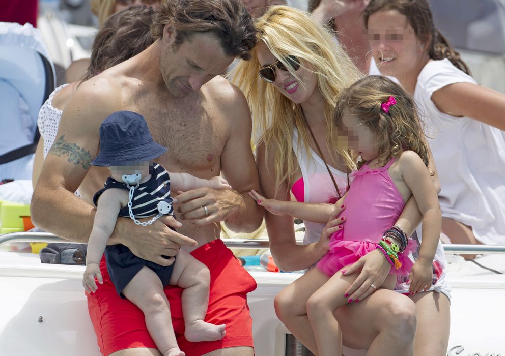 Foto: Carolina y Carlos con sus dos hijos este verano en Ibiza. (I.C.)