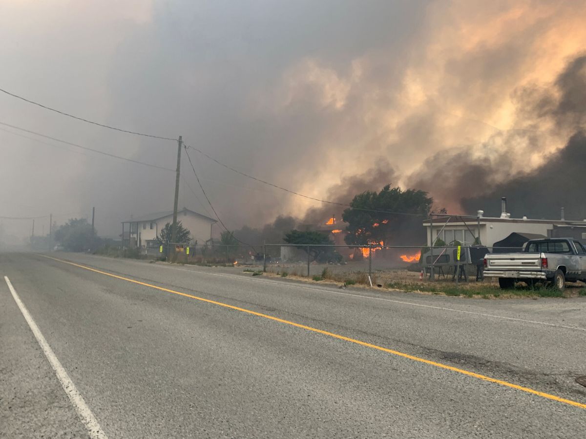 Foto: Las llamas devorando el pueblo de Lytton durante la ola de calor. Reuters