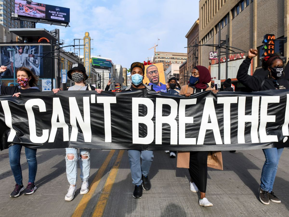 Foto: Manifestantes marchan por las calles de Mineápolis con un cartel en el que se lee "¡No puedo respirar!", frase dicha por George Floyd antes de morir. (Reuters)