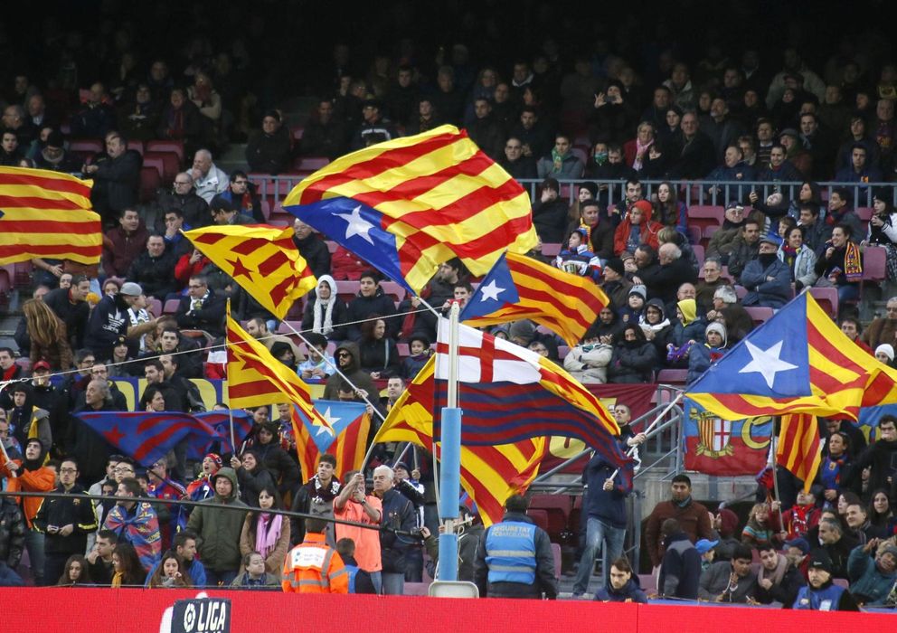 Foto: Aficionados del Barcelona durante un partido de Liga (Reuters).