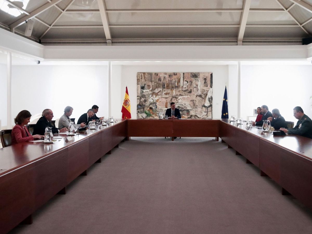 Foto: Pedro Sánchez preside la reunión del comité técnico de gestión del coronavirus, este 16 de marzo en la Moncloa. (EFE)