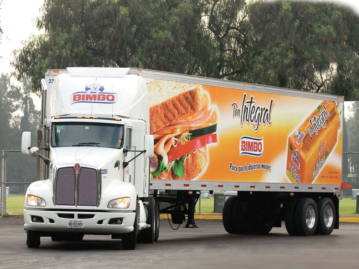 Foto: Un camión transporta productos de Bimbo. (EFE/Álex Cruz) 