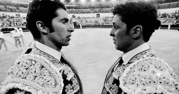 Foto: Cayetano Rivera y Francisco, frente a frente en una plaza de toros. (Cordon Press)
