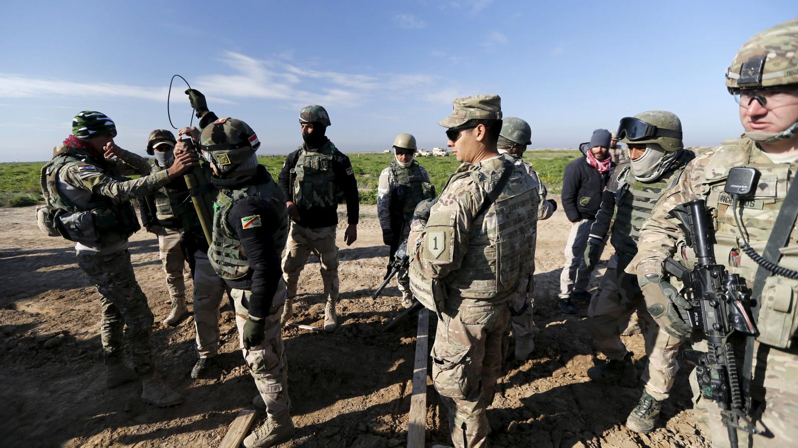 Foto: Instructores de la coalición liderada por EEUU supervisan los entrenamientos de fuerzas iraquíes al sur de Bagdad, en enero de 2016 (Reuters)