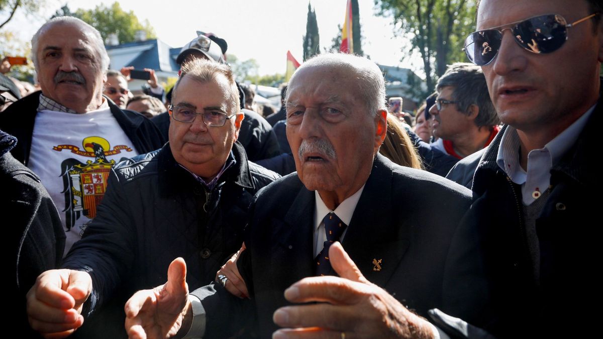 El golpista Tejero se une a las protestas frente al cementerio al que irán los restos de Franco