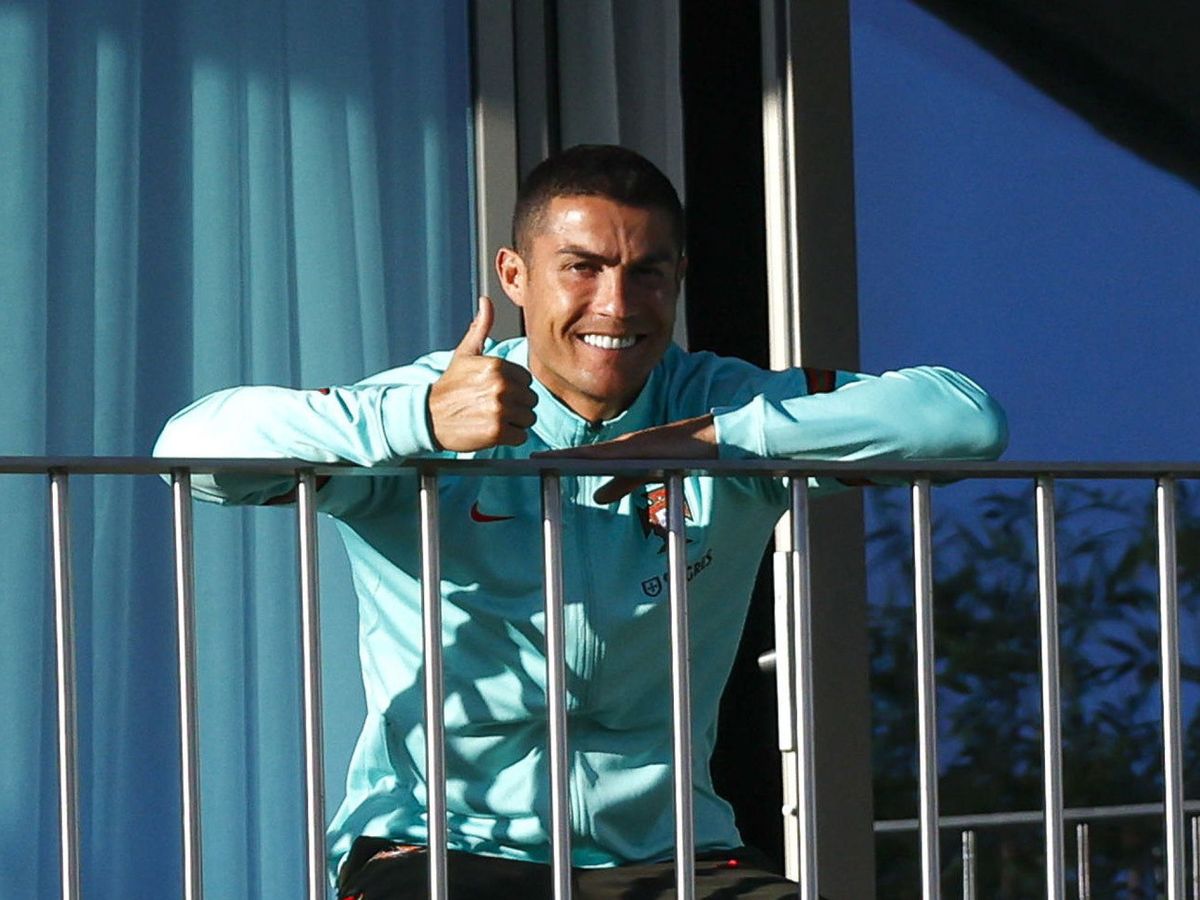 Foto: Cristiano, desde el balcón de su concentración con la selección portuguesa, donde se le detectó el positivo. (EFE)
