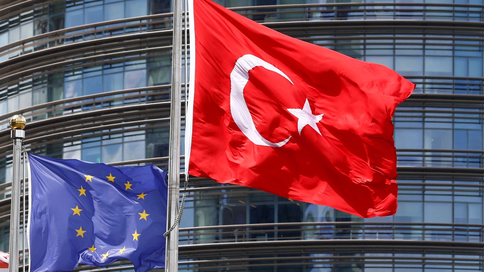 Foto: Las banderas de la Unión Europea y Turquía, junto a un hotel de Estambul. (Reuters)