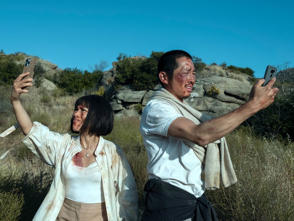 Foto: Ali Wong y Steven Yeun, en un episodio de 'Bronca'. (Netflix)