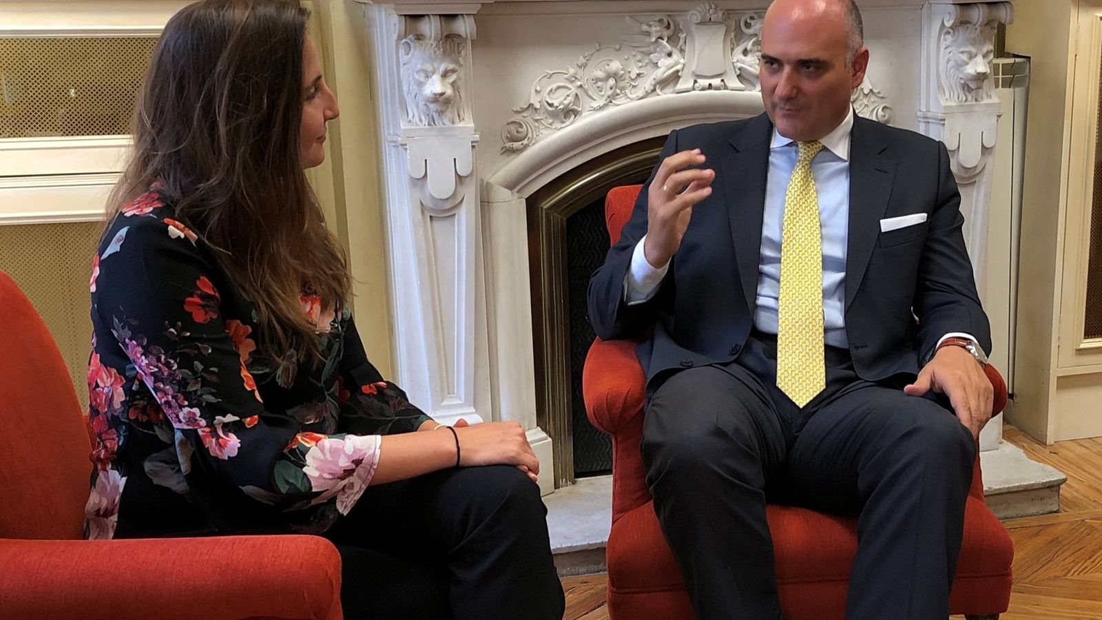 Foto: El socio-director de la oficina de Madrid y del departamento de Operaciones Internacionales, José María Viñals, y la asociada Carolina Gamba en un momento de la entrevista. 