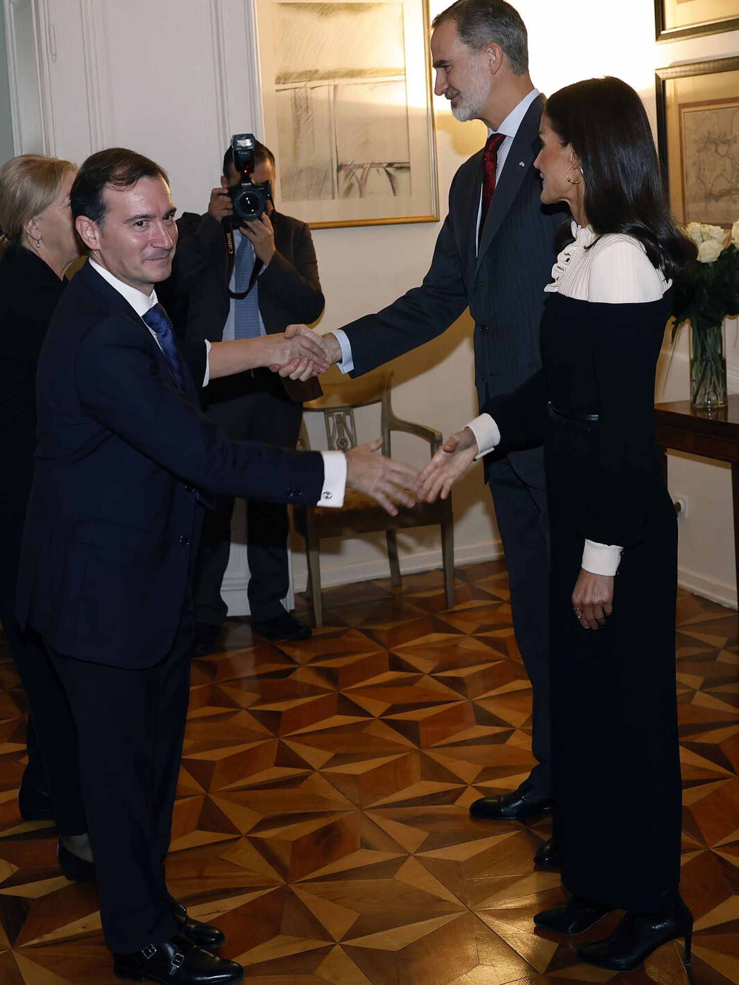 Los Reyes de España han saludado a una representación de la colectividad española residente en Croacia en la residencia del embajador. (EFE/Chema Moya)
