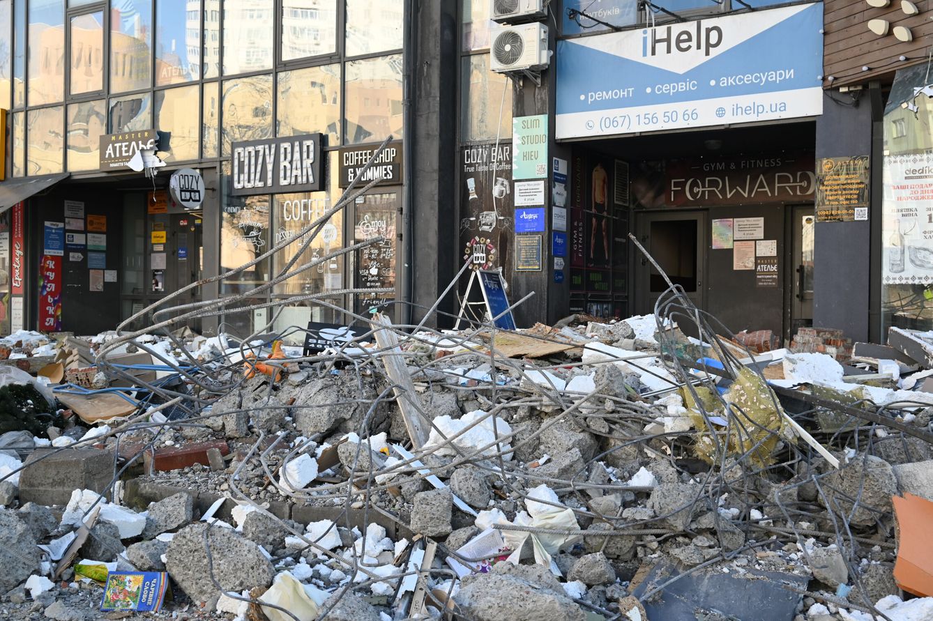 Un edificio de Kiev, alcanzado por un proyectil. (EFE/Ignacio Ortega)