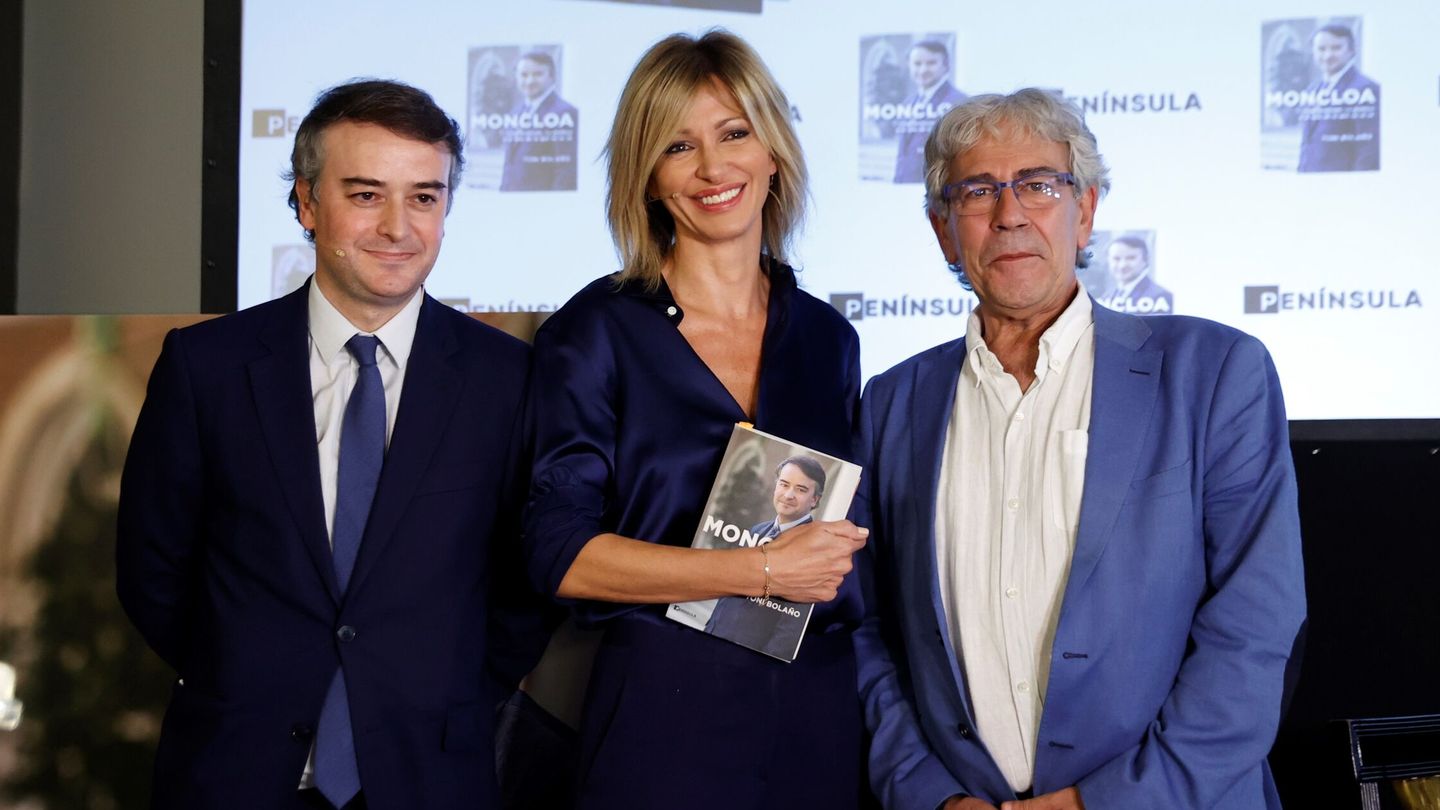 El periodista Susanna Griso (c) posa junto al ex asesor Iván Redondo (i) y el escritor Toni Bolaño (d) durante la presentación del libro 'Iván Redondo. (EFE)