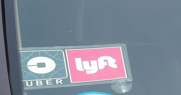 Foto: Los logos de Uber y Lyft en Nueva York. (Reuters)