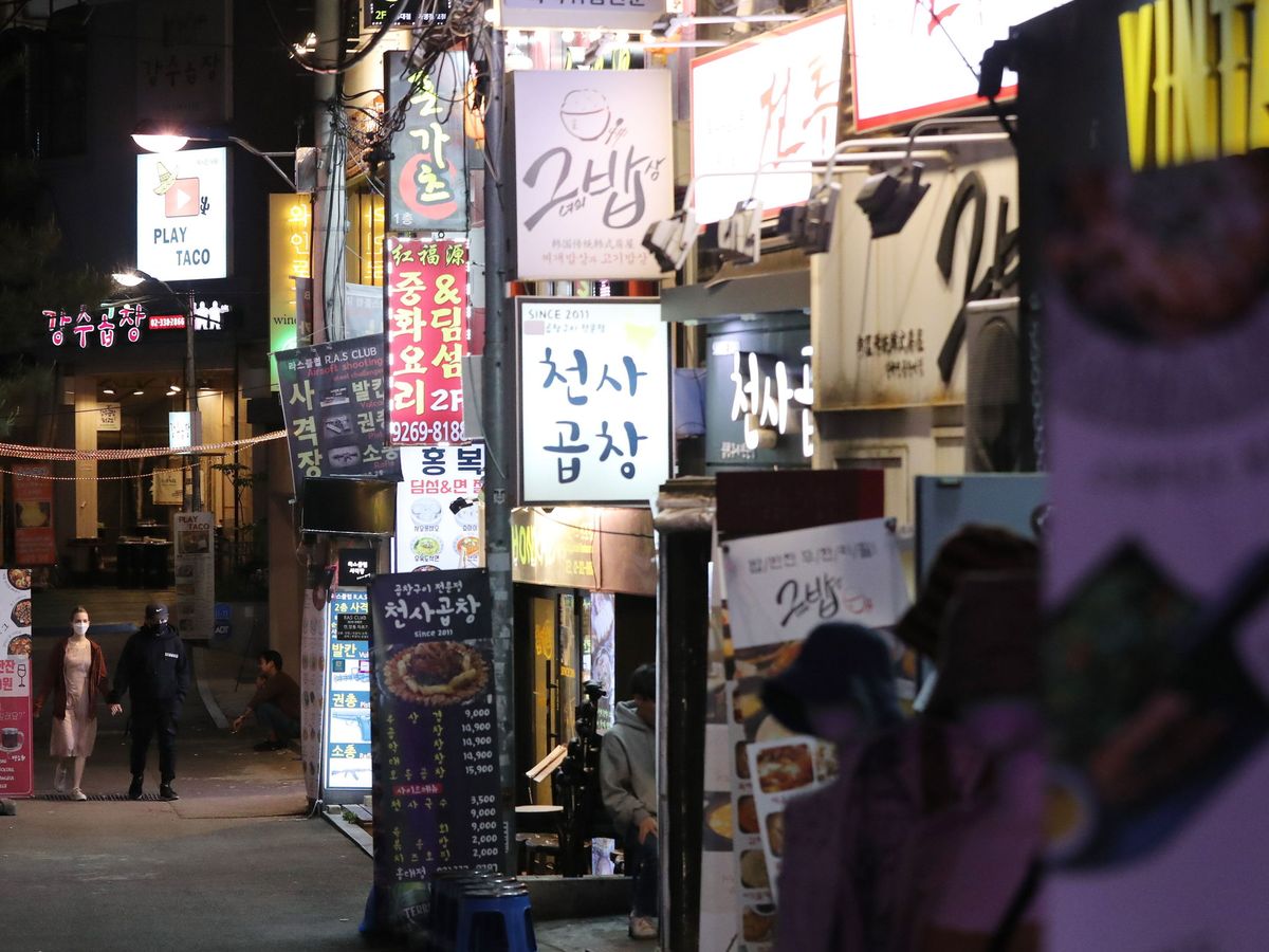 Foto: Calles vacias en Hongdae, uno de los barrios con más vida nocturna de Seúl. (EFE)