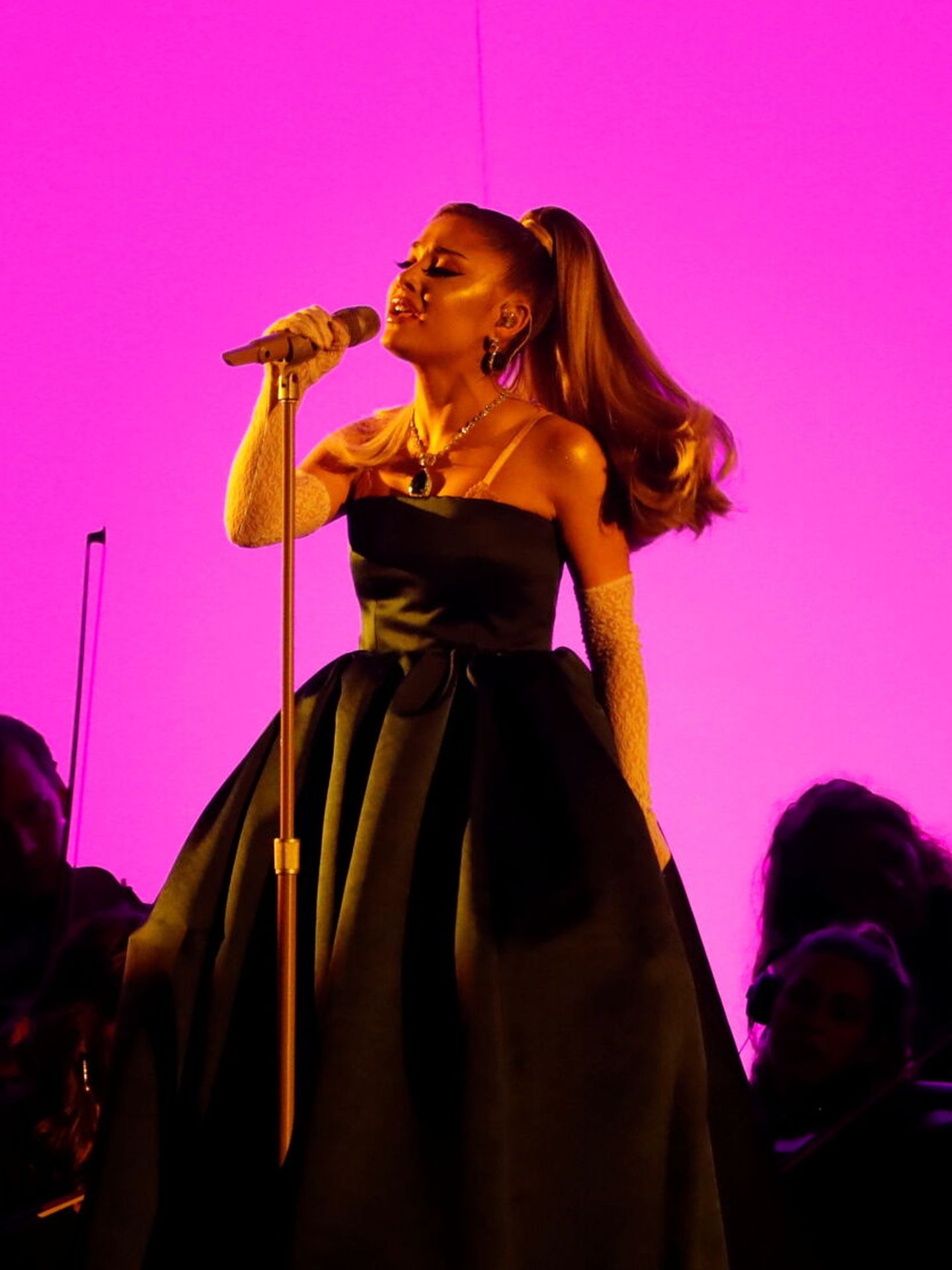 Ariana Grande, actuando en los Grammy Awards. (Reuters/Mario Anzuoni)